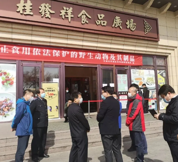 天津市副市长康义一行调研世界杯打开食品广场复工防控工作