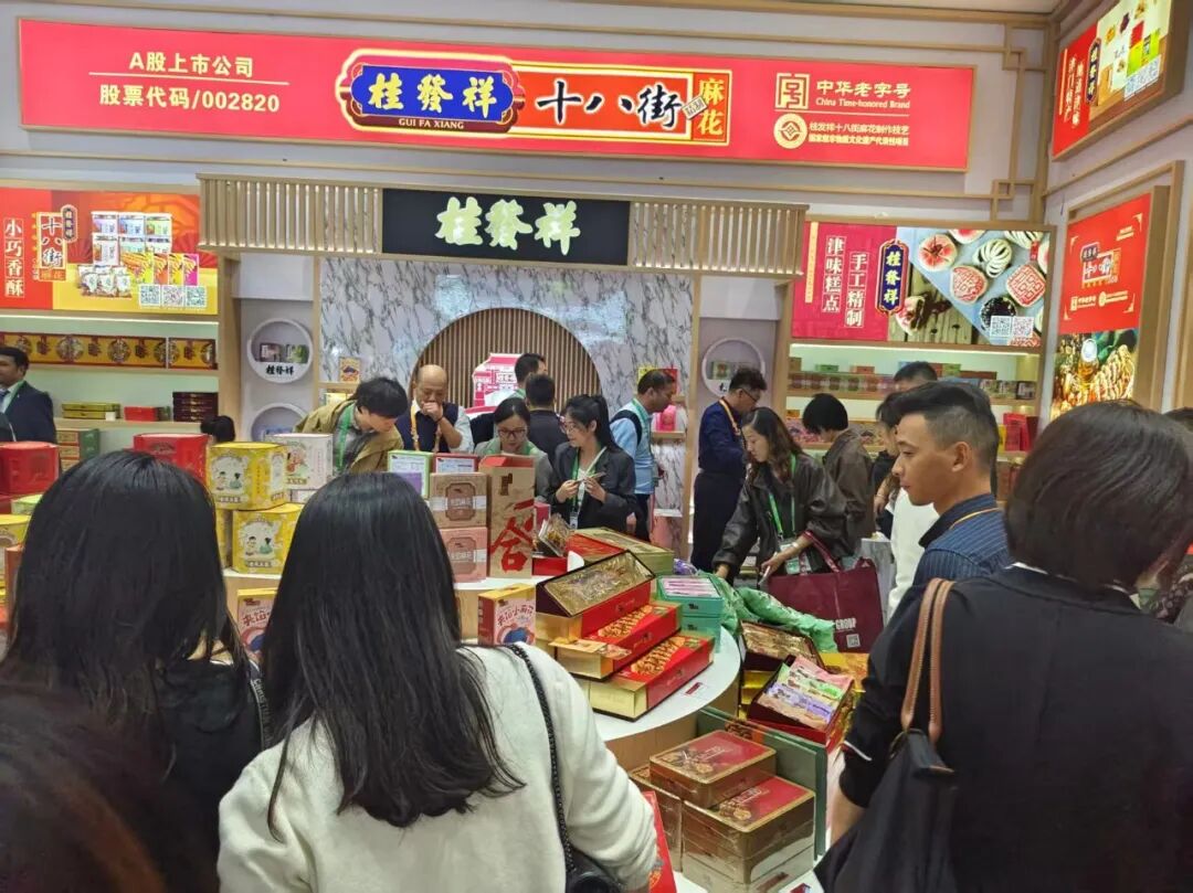 世界杯打开亮相上海进博会 共同体验非遗魅力